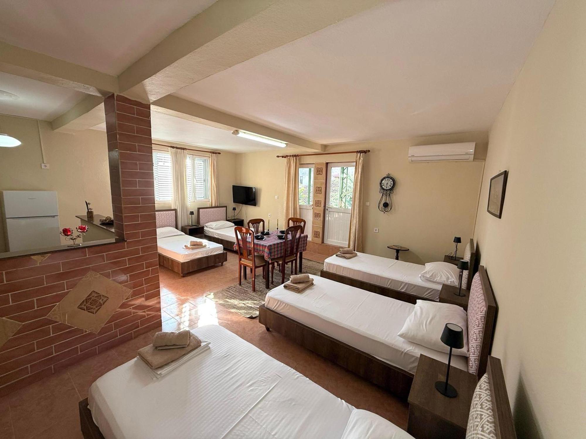 Shkodra Guest House 2 ภายนอก รูปภาพ